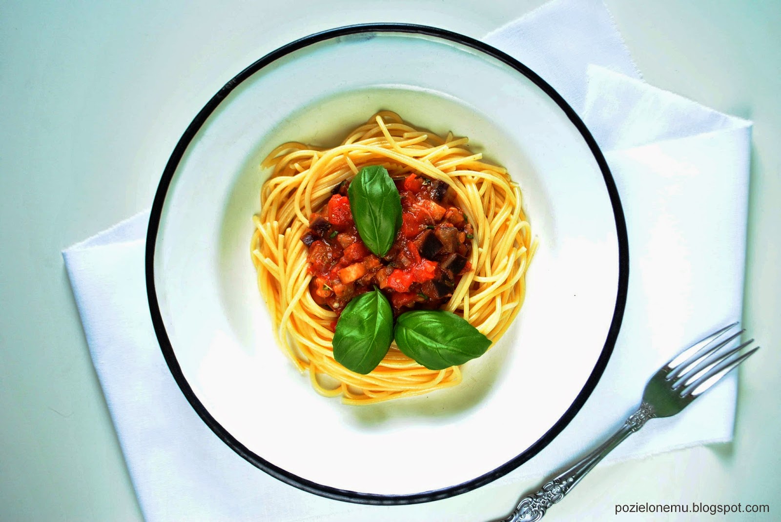 spaghetti z bakłażanem i pomidorami