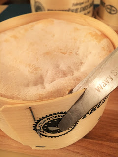 preparer un mont d'or, cuire un mont d'or, recette mont d'or, mont d'or cru, comment manger un mont d'or , fromagerie paris, laiterie de paris, fromagerie urbaine, blog fromage, blog fromage maison, lait cru, faire du fromage, tour de france fromage, tour du monde fromage, pierre coulon, fabrication mont d'or, mont d'or truffe, mont d'or morilles, mont d'or au four