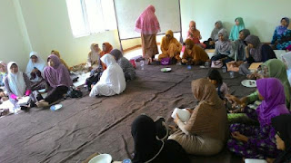 Edukasi kesehatan dari susu haji sehat kepada jamaah haji KBIH Asshidiqiyah,Cilamaya Kulon Karawang Jawa bara