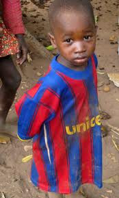 Ni%C3%B1o+africano+camiseta+Bar%C3%A7a.jpg