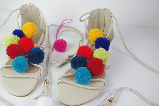 DIY PomPom Sandalen DIY PomPom Sandalen
