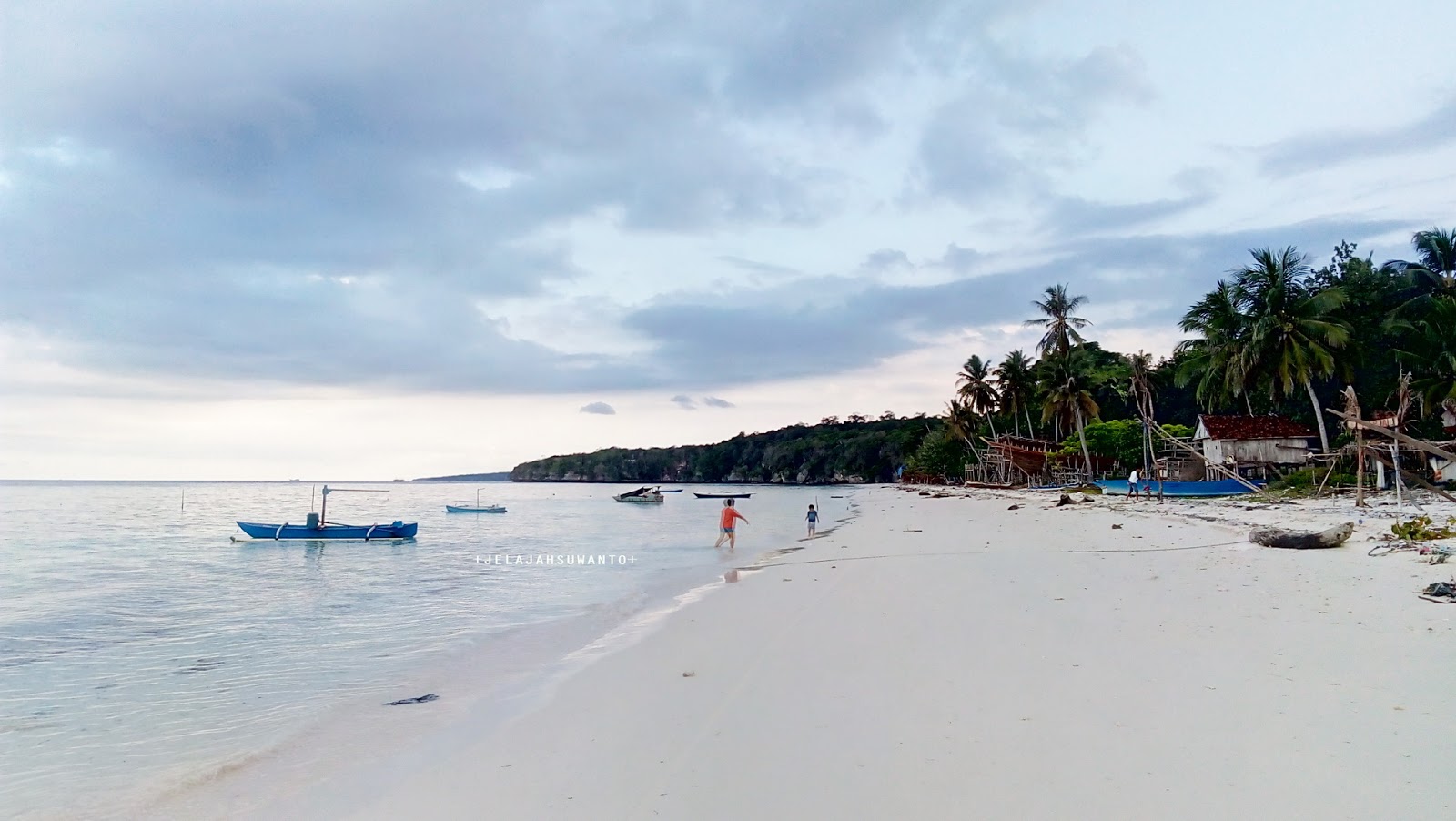 Jelajah Keluarga Suwanto: Pantai Mandala Ria, Tersembunyi Cantik di