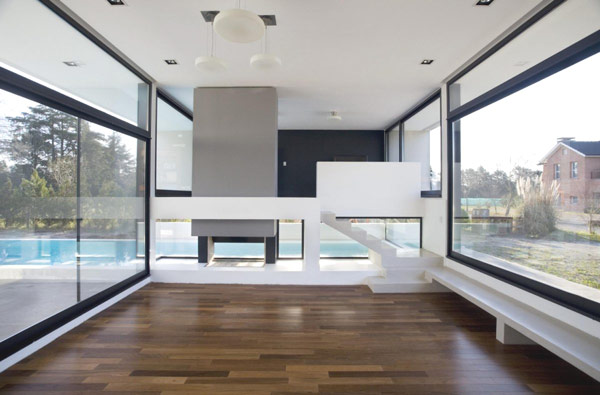 Casa Contemporánea en Blanco y Negro Con Impresionante Piscina.