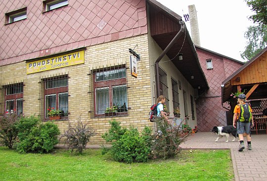 Restauracja „Pod Jaworem” (Pohostinství „Pod Javorem”).