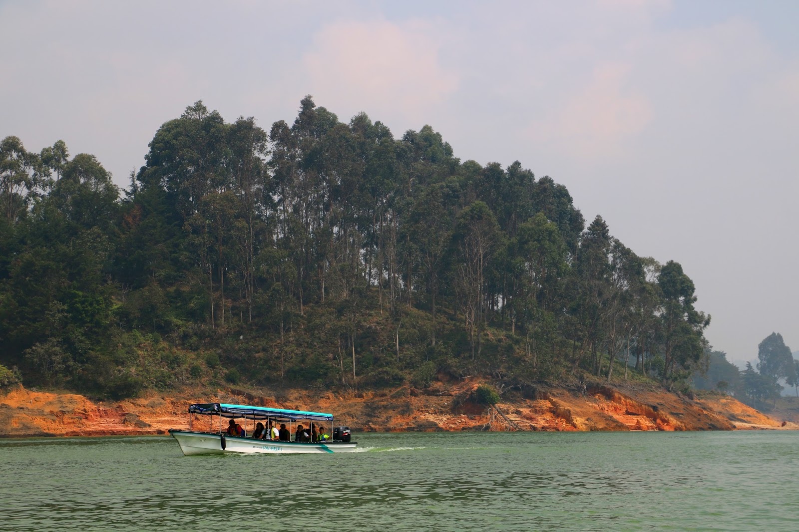 Boat tour to see touristic spots in Colombia