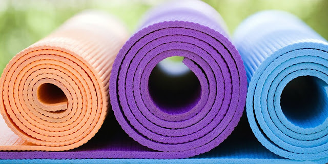 Đầu tư thảm tập TPE hay PVC cho luyện tập Yoga ?