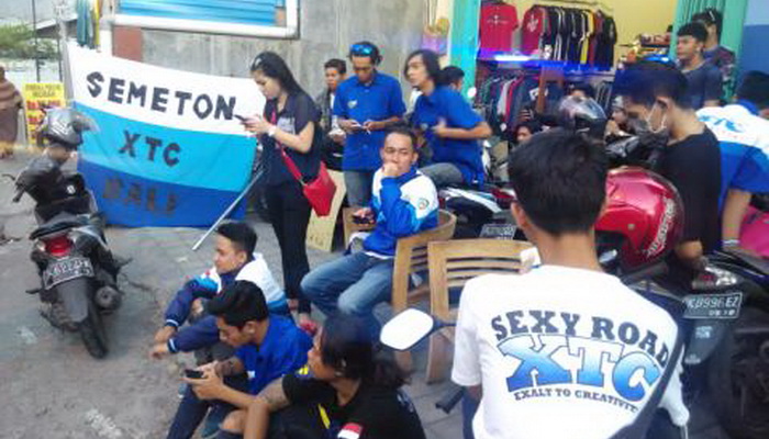 Komunitas Motor XTC Bagikan 100 Takjil di Jalanan Denpasar