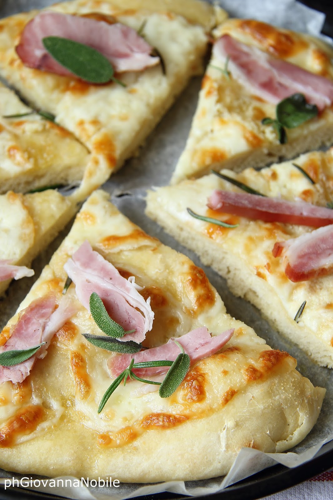 Pizza di grano kamut con bacon Lenti, scamorza ed erbe ...