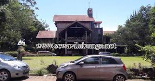 villa unik konsep kayu dengan halaman untuk rombongan di lembang villa kayu lembang bandung ada halaman untuk rombongan