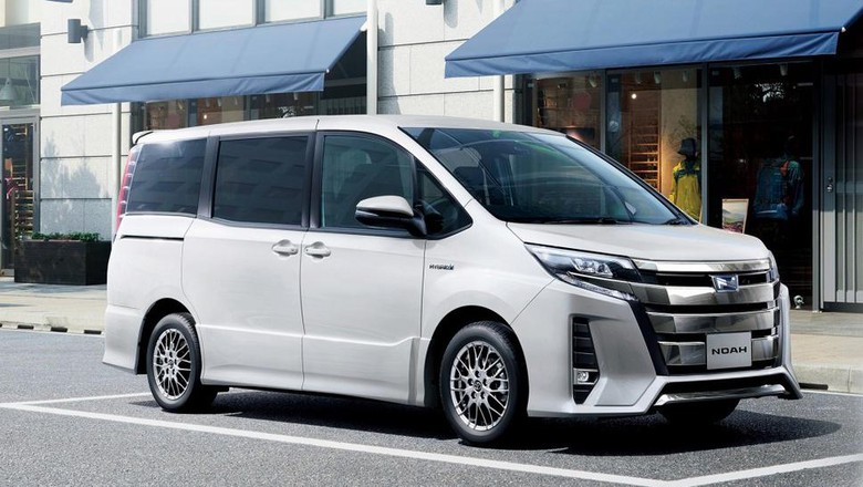 Toyota Noah 3 Minivan Baru Toyota (Noah, Esquire dan Voxy)