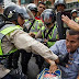 Policías y manifestantes chocan durante protesta por apagones en Venezuela