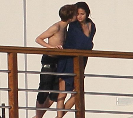 pictures of selena gomez and justin bieber kissing in hawaii. justin bieber and selena gomez