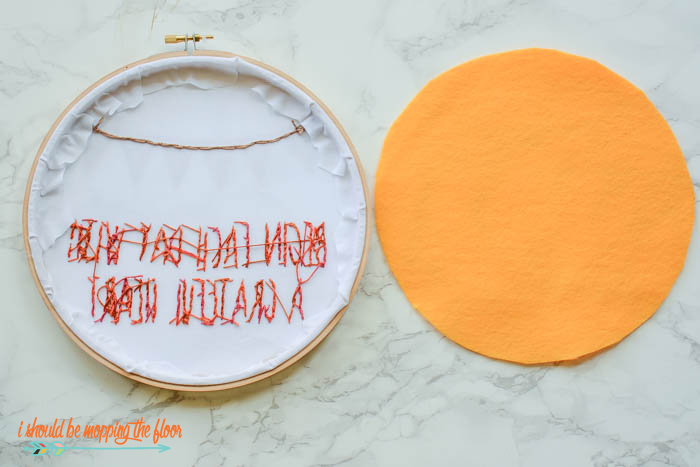 Fall Hoop Art | Free printable pattern and instructions for this sweet autumn embroidery hoop art. 