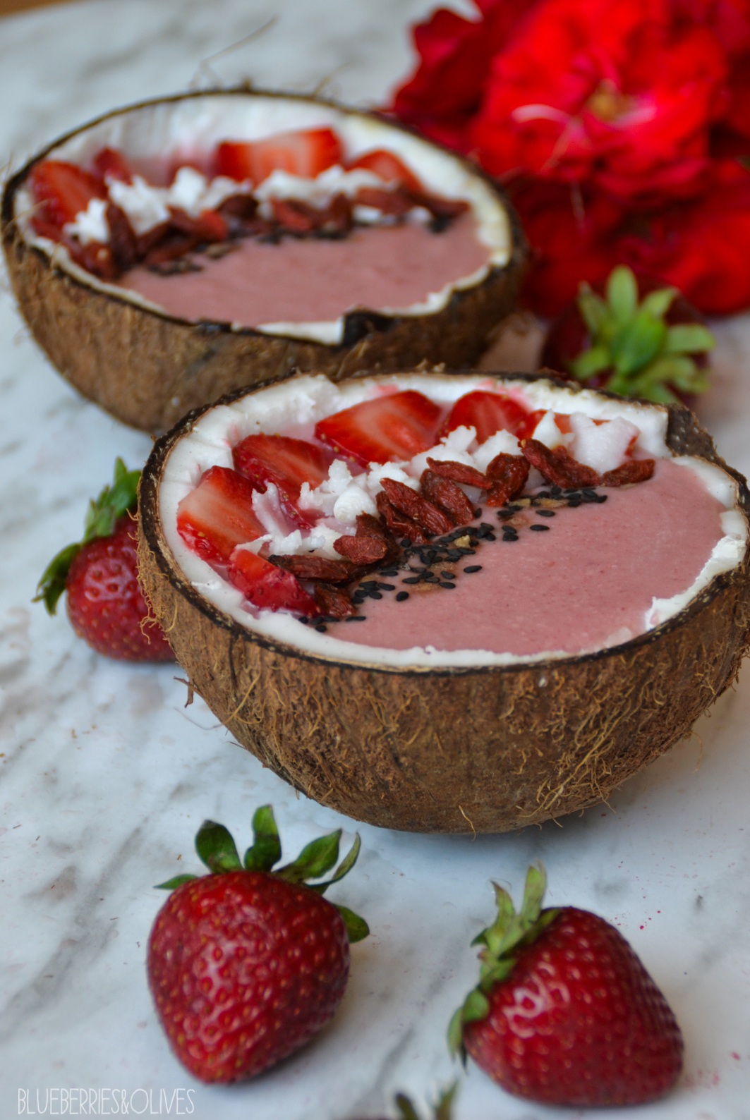 STRAWBERRY AND COCONUT SMOOTHIE BOWL  