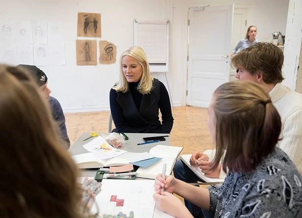 Crown Princess Mette-Marit visited Rønningen college (Rønningen folkehøgskole) in Oslo. Valentino coat Prada pumps