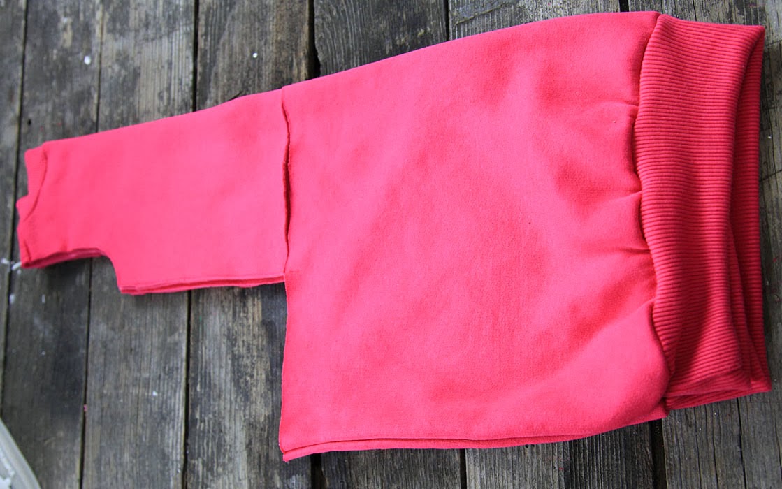 Pequeña Fashionista Tutorial Vestido a partir de una sudadera Pequeña Fashionista Tutorial Vestido a partir de una sudadera