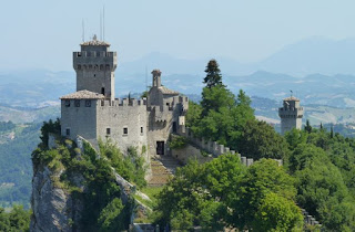 Rocca Cesta y Montale desde la Fortaleza de Guaita.
