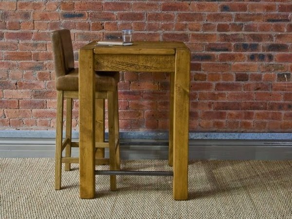 Table made of wood &#8211; set design and classic!