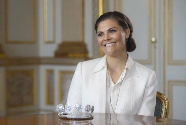 Queen Silvia, Crown Princess Victoria and Princess Christina took part in a 2 episode documentary about the Bernadotte jewels