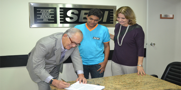 Patrocínio do SESI/PE para curso do estudante em Stanford, nos EUA