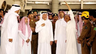 Mecca governor Khaled al-Faisal listening to aides of the Mosque.