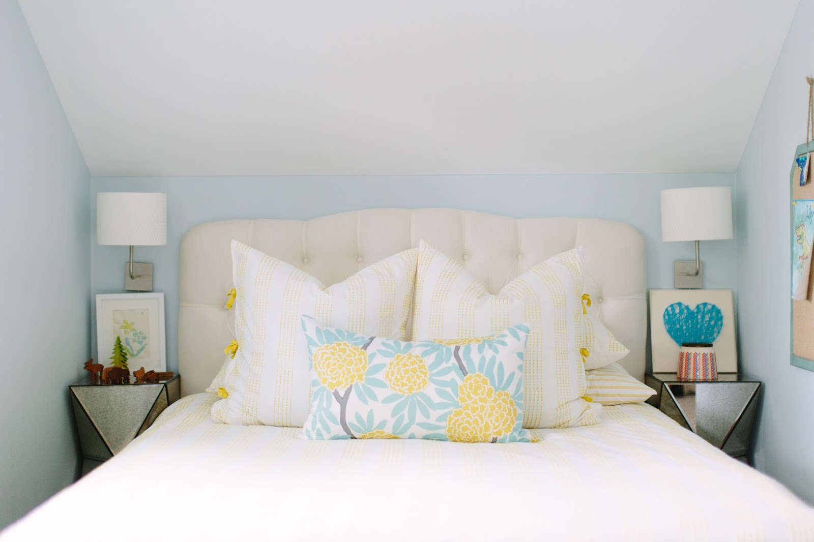 Постель или пастель как. Пастель кровать. Пастель для очень маленьких спален. Красивая кровать с пастельным. Спальня в пастельных тонах Минимализм.