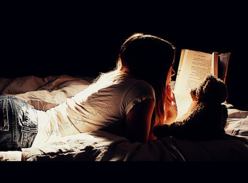 Ляна вечер читать. Женщина, кровать, чтение. Левушка читает на кровати. Вечер девушка читает на кровати. Чтение перед сном.