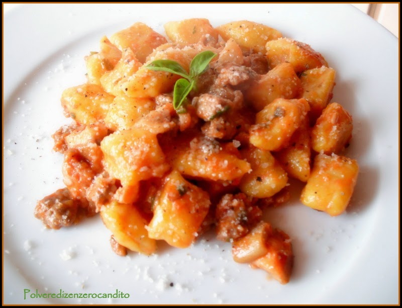 gnocchi con ragù di salsiccia e porcini