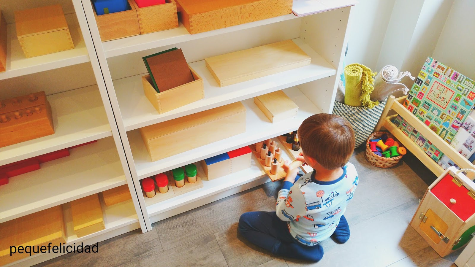 Organiza su espacio con la estantería Montessori