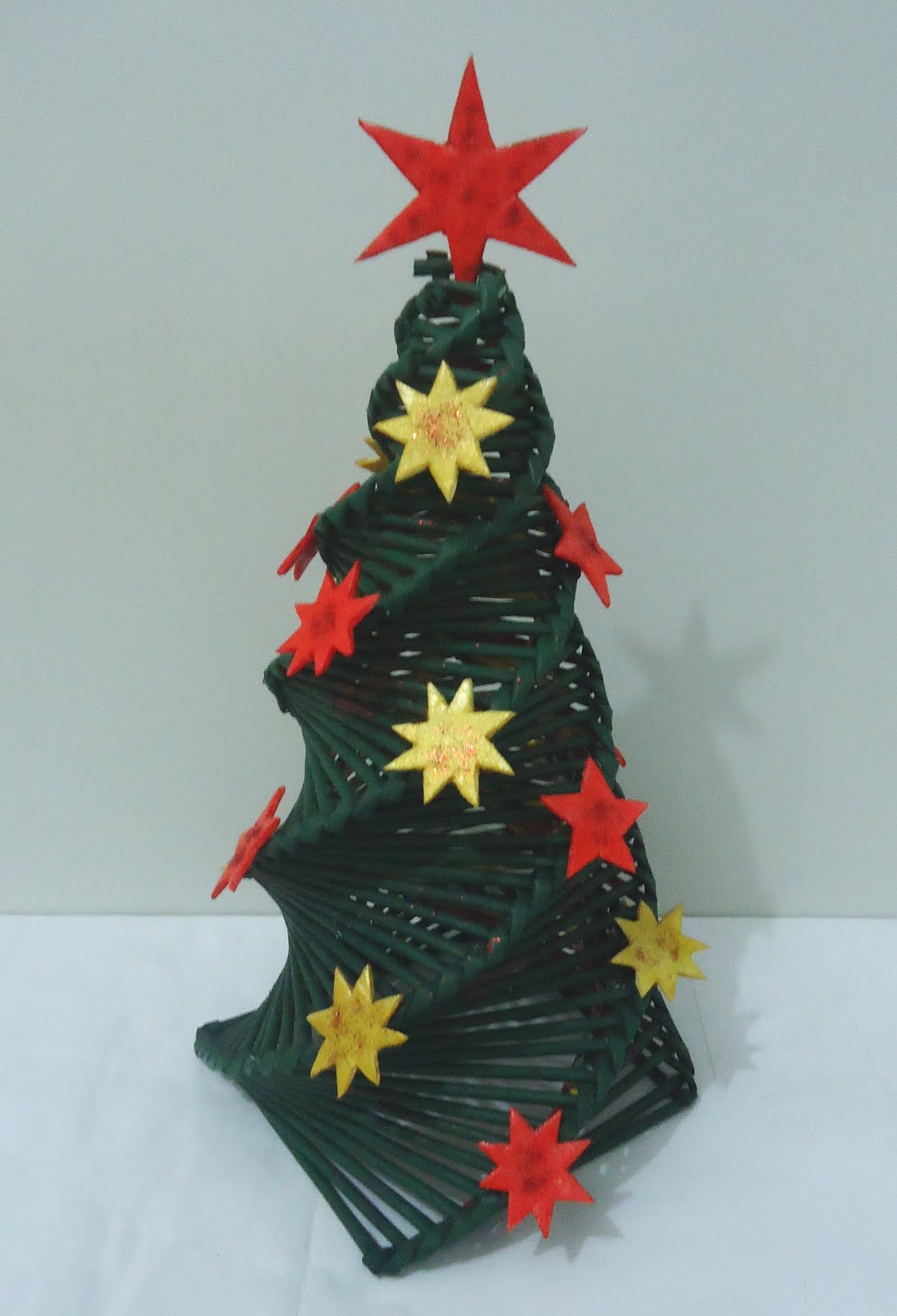 Reciclarte: ÁRVORE DE NATAL DE PAPEL E ESTRELAS DE BANDEJA DE ISOPOR.