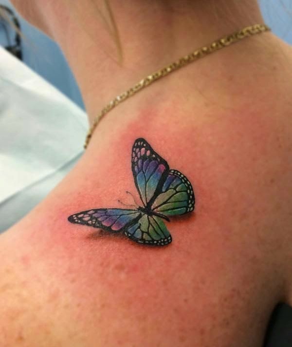 tatuaje de mariposa en el trapecio de una mujer