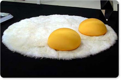un tapete en forma de huevos 