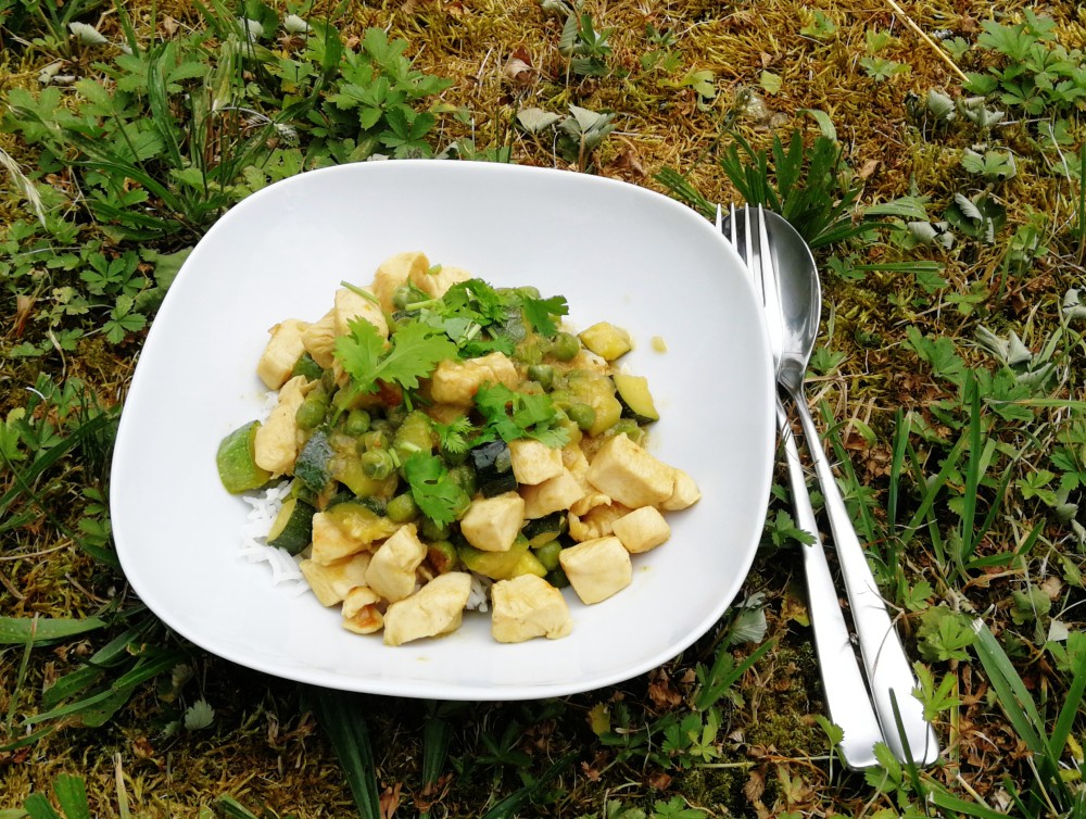 Barbaras Spielwiese: Grünes Curry mit Hähnchen, Zucchini und Erbsen