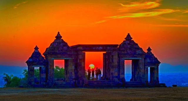sunset indah di candi ratu boko foto sunset indah di candi ratu boko