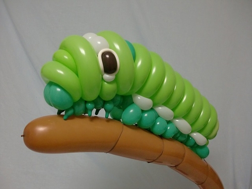 02-Caterpillar-Masayoshi-Matsumoto-isopresso-3D-Balloon-Sculptures-Animals-Insects-and-Human-www-designstack-co