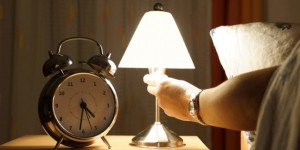 Hindari lampu menyala saat sedang tidur Hindari lampu menyala saat sedang tidur