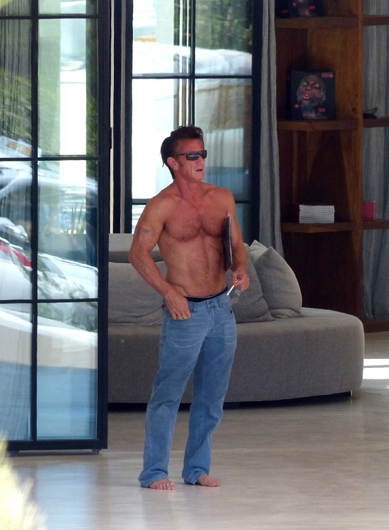 Sean Penn Flaunts Ripped Physique In Ibiza | Oh yes I am