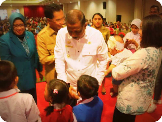 Richard Louhenapessy Luncurkan Kartu Identitas Anak (KIA) Kota Ambon Richard Louhenapessy Luncurkan Kartu Identitas Anak (KIA) Kota Ambon