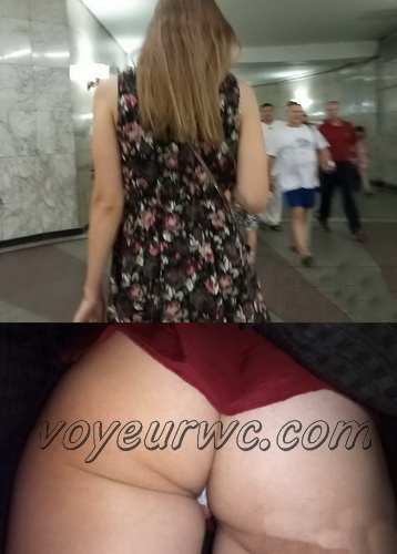 Upskirts 3686-3705 (Secretly taking an upskirt video of beautiful women on escalator)