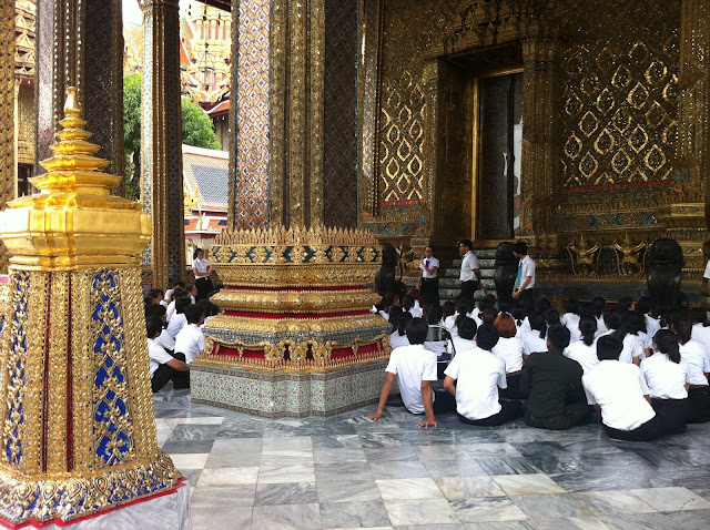 Una clase de colegio de visita al templo Una clase de colegio de visita al templo