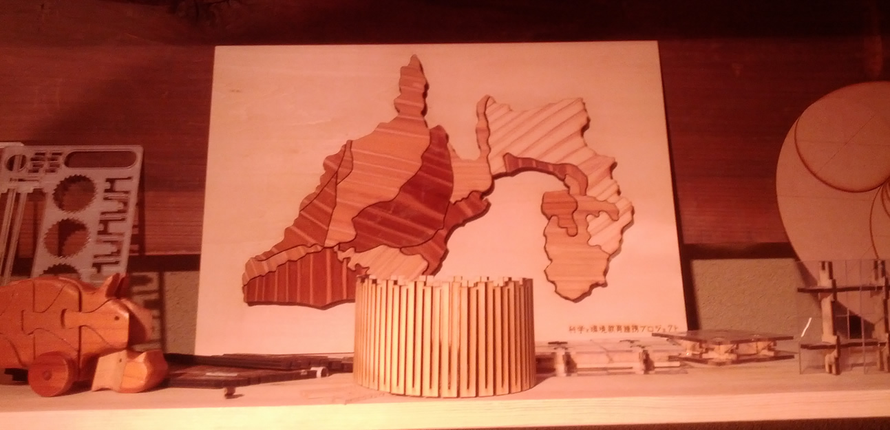 強いイメージ:3Dプリンターで作られた人工頭蓋骨を受け取る女性