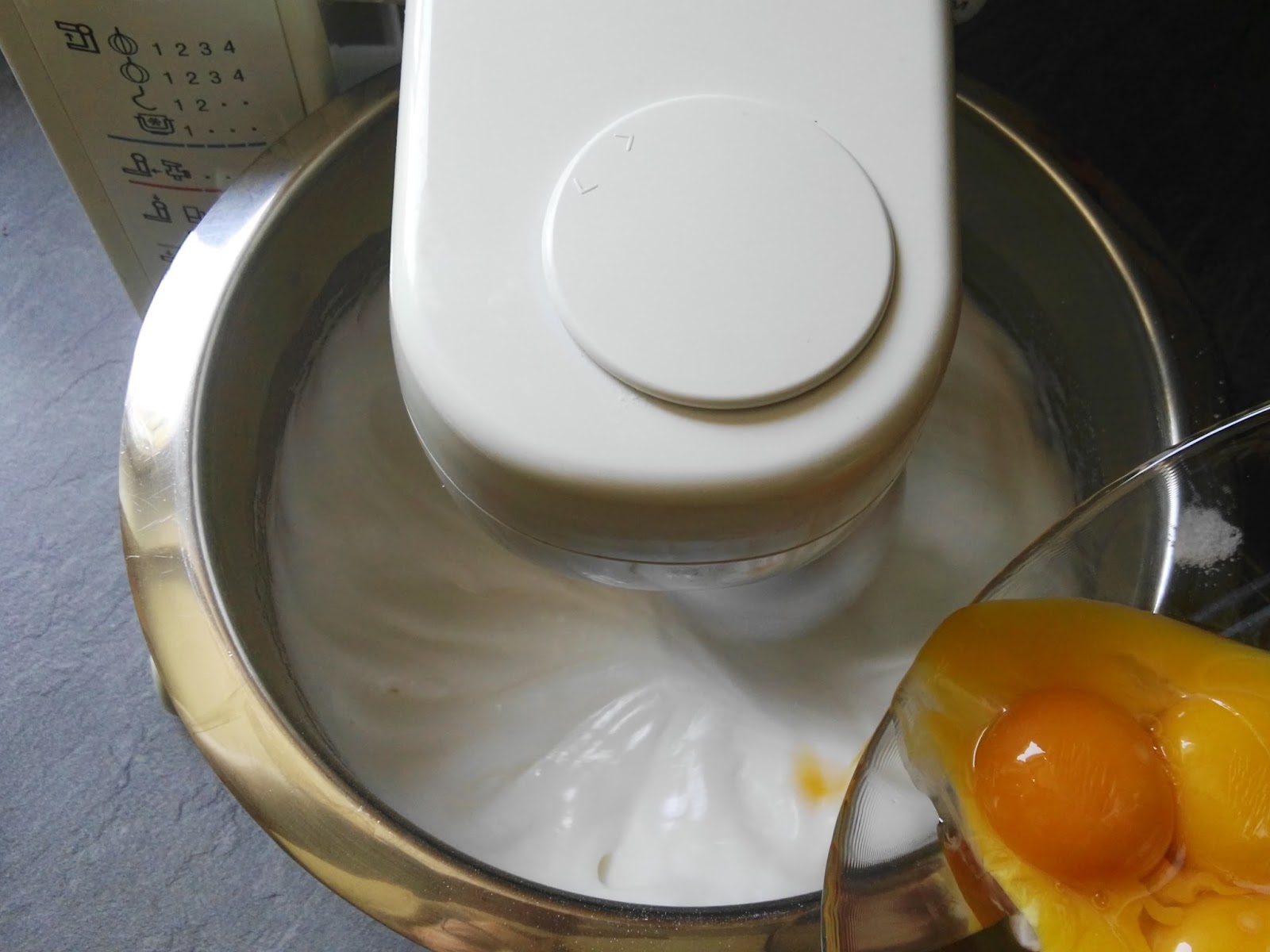 Heidelbeerkuchen mit Sauerrahm Sahnecreme Heidelbeerkuchen mit Sauerrahm Sahnecreme