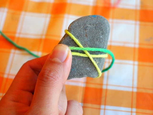 lovely yarn wrapped rocks to make with kids