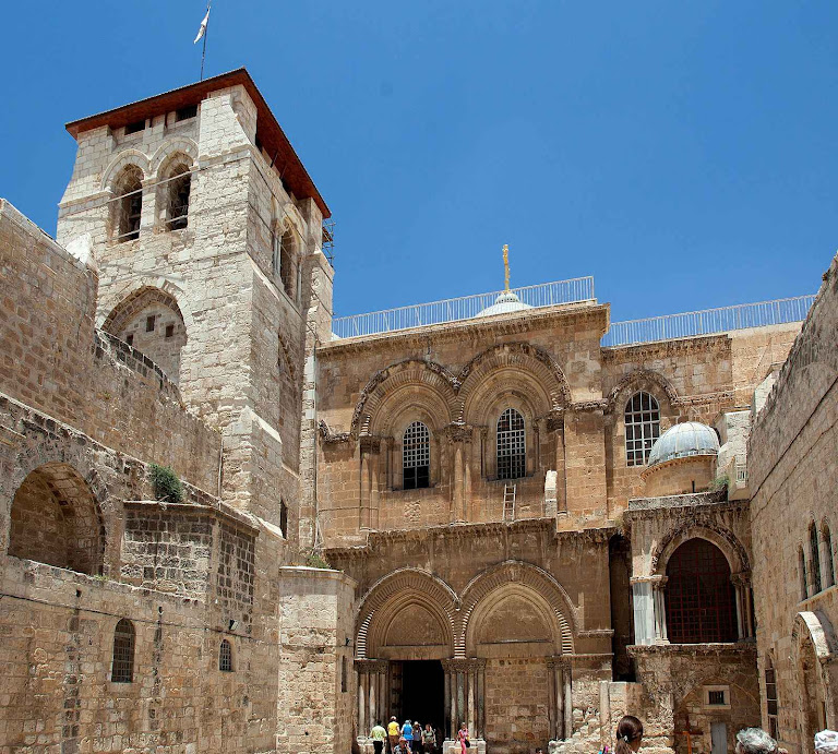 Estado atual externo da igreja do Santo Sepulcro em Jerusalém.