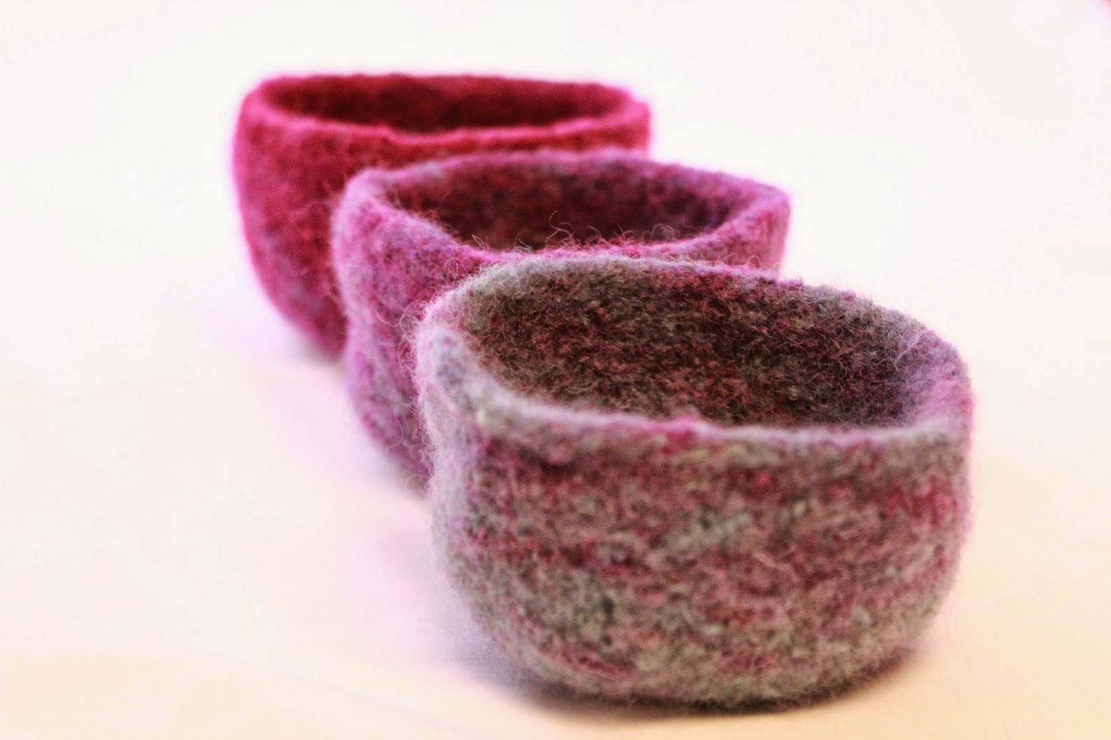 emily-s-knitted-whimsy-pattern-ombre-felted-trinket-bowls-in-two-sizes