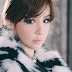 Park Bom, do 2NE1, é vista dando autógrafos no concerto de cello de sua irmã