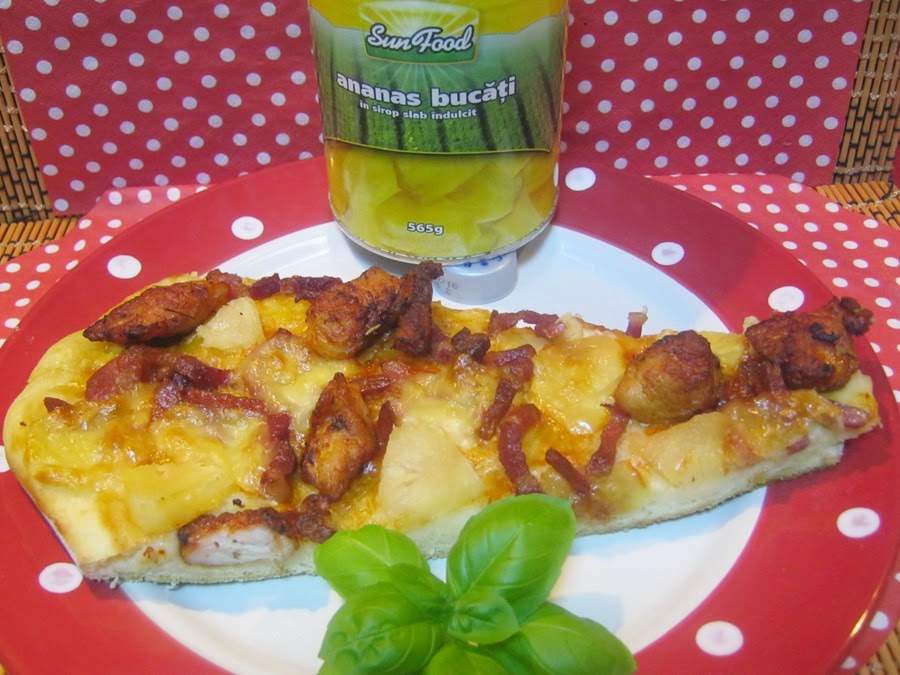 Pizza cu piept de pui si ananas pe blat cu cartofi