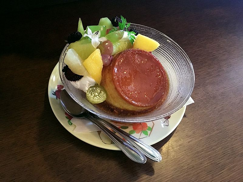 千葉県流山市にある木々に囲まれた純喫茶『木の実』の昔ながらの絶品固めプリン
