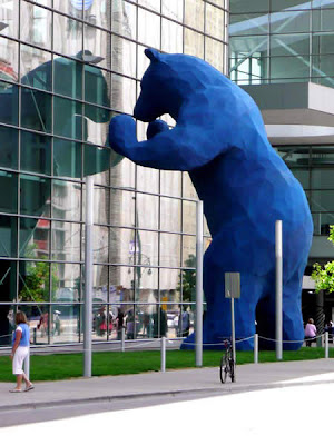 Escultura  contemporánea gigante