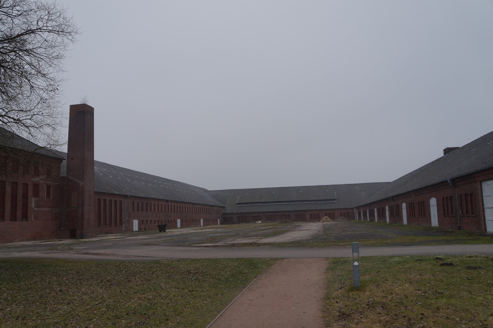 ¡ES LA GUERRA! VISITA AL CAMPO DE CONCENTRACIÓN DE NEUENGAMME